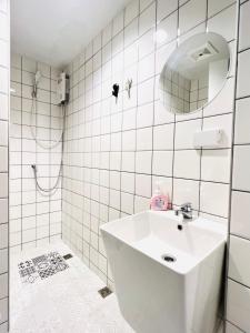 曼谷El biógrafo的白色的浴室设有水槽和镜子