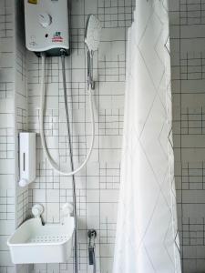 曼谷El biógrafo的带淋浴和盥洗盆的浴室