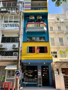 曼谷El biógrafo的一座黄色和蓝色建筑