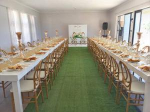 FosoMatholeng Gardens Guesthouse的一张长桌,用来在房间里举办宴会