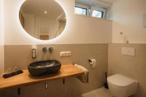 GerabronnBoutique Hotel Haus Marie的浴室设有黑色水槽和镜子