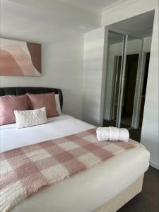 珀斯2 On Trend Condo Near Crown 1br的一间卧室配有一张床,上面有两条毛巾