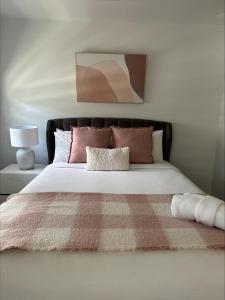 珀斯2 On Trend Condo Near Crown 1br的卧室配有一张带粉红色枕头的大床