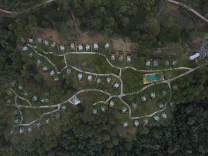 磅士卑省Romdoul Kirirom Resort的停车场顶部的景色,设有一组帐篷
