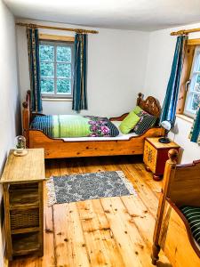 卡劳特格瑞斯赫LIETHE 13 - Ferienhaus am Malerweg的一间卧室配有一张床,铺有木地板