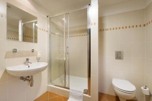 布拉格奥尔桑卡国会健康酒店的带淋浴、卫生间和盥洗盆的浴室