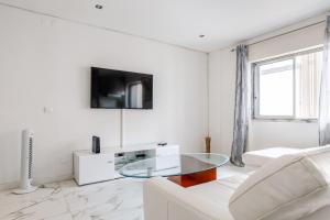 阿莫拉Moreira的客厅配有白色沙发和玻璃桌