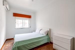 阿莫拉Moreira的白色的卧室设有床和窗户