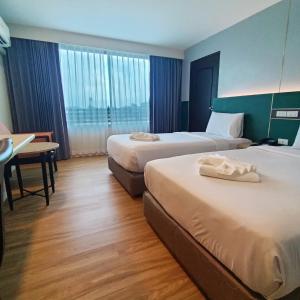 彭世洛彭世洛五月花大酒店的酒店客房设有两张床和一张桌子。