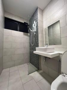 哥打京那巴鲁Kota Kinabalu City Centre @ The Shore by Casa Yolo的带淋浴和盥洗盆的浴室