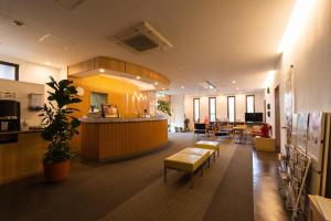 山口Business Hotel Ueno的一个带等候区和自助餐厅的办公室大堂