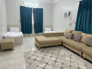 乌姆莱季Al-Olaya Apartment的客厅配有沙发和1张床