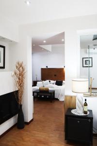 佩斯卡拉Villa Alba Boutique Hotel的客房设有带一张床和壁炉的卧室