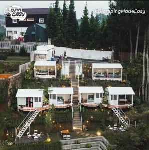 万隆Over Easy Glamping Site的享有房屋的空中景致,设有楼梯