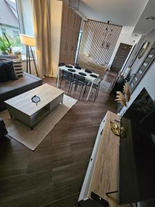 JaworzniaChelosiowy Apartament的客厅配有沙发和桌子
