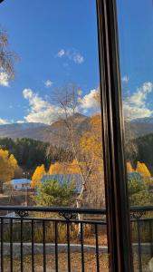 卡兹贝吉Garemta的窗户享有山脉和树木的景致。