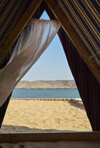 阿斯旺Heissa Hostel的享有海滩景致的帐篷