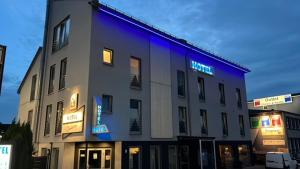 门登来吧酒店的建筑的侧面有蓝色标志