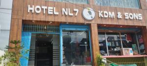 迪马普尔HOTEL NL7的大楼前的旅馆标志