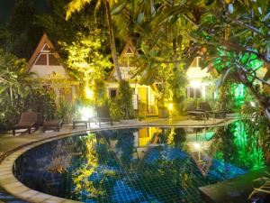 拉威海滩Phuket Meet Holiday Hotel 普吉岛相遇酒店的夜间带游泳池的别墅