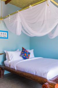 永熙La Mer - Vĩnh Hy bay - beachfront villa CHÀI的一间卧室配有一张白色天蓬床