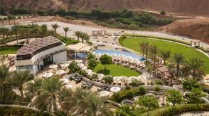 马斯喀特JW Marriott Hotel Muscat的享有带游泳池的度假村的空中景致