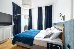 格丁尼亚大郁金香旅馆的一间卧室配有一张带蓝色毯子的床