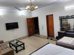 卡拉奇Karachi Family Guest House的带沙发和电视的客厅