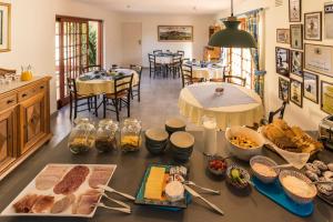 豪特湾Hout Bay Lodge的厨房配有餐桌和食物