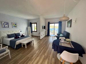 福尔内利斯梅诺卡岛双桅船俱乐部公寓的一间卧室设有一张床和一间客厅。