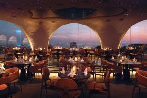 美奈Centara Mirage Resort Mui Ne的一间设有桌椅的景观餐厅