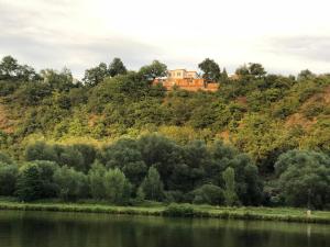 ZdibyApartmán - D - Vyhlídka nad řekou的河畔山顶的房屋