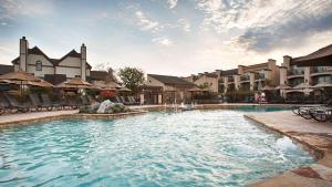 兰开斯特伊甸园度假村及套房BW精选酒店的度假村内带喷泉的游泳池