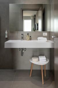 努马纳Marino1958 RTA的浴室设有白色水槽和镜子