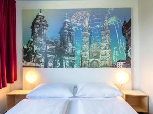 纽伦堡纽伦堡B&B酒店的一间卧室设有两张床,墙上挂着一幅画