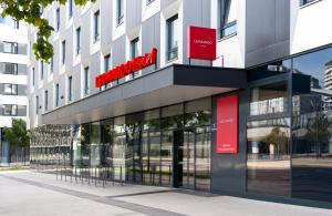 维也纳Leonardo Hotel Vienna Hauptbahnhof的前面有标志的建筑