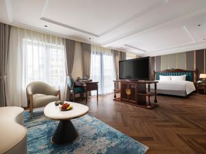 河内L'Signature Hotel & Spa的酒店客房,配有床和电视