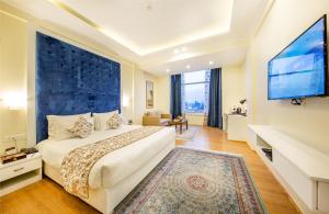 斯利那加ARCO Hotels and Resorts Srinagar的一间卧室配有一张大床和一台平面电视