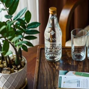 岘港岘港绿色生态精品酒店的一瓶水和一张桌子上的玻璃杯
