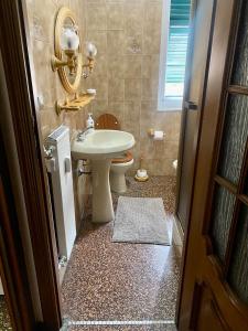 热那亚LEONE VACANZE的一间带水槽、卫生间和镜子的浴室
