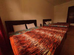 斯利那加Hotel City Way, Srinagar的配有2张床的客房
