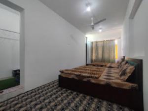 斯利那加Hotel City Way, Srinagar的一间卧室,卧室内配有一张大床
