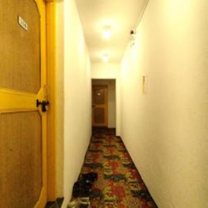 斯利那加Hotel City Way, Srinagar的长长的走廊,有走廊的长度,长度为一横的长度