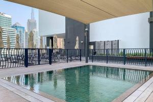 迪拜Meerak Homes - Glamorous 2 bed Apartment with Panoramic Views - Business Bay with free Wifi, Parking, Gym and Pool的建筑物屋顶上的游泳池