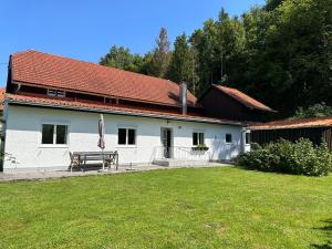 Pinsdorf乡村度假屋 - 蒙登涅的院子里的白色房子,带野餐桌