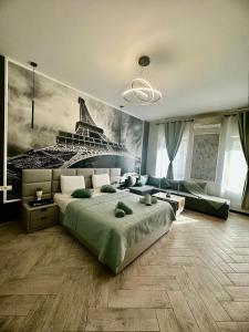 布拉索夫Stay Inn Central Brasov Apartments的一间卧室配有一张床,并画了艾菲尔铁塔