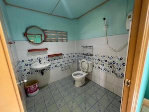 象岛Phet Ban Suan Hotel的一间带卫生间和水槽的浴室