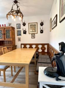 Pinsdorf乡村度假屋 - 蒙登涅的一间带木桌的用餐室和一间餐厅
