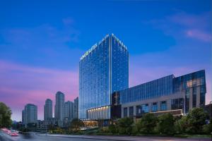 贵阳Home2 Suites by Hilton Guiyang Guanshanhu的城市前方高大的玻璃建筑