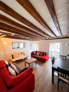 巴黎Charming two-room apartment near Montparnasse的客厅配有两张红色的沙发和一张桌子